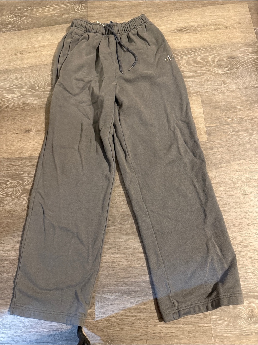 ALO Yoga women's Drawstring Sweatpants in Charcoal